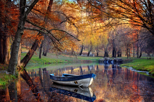 ToF Fotobehang meer met boot en herfst bomen
