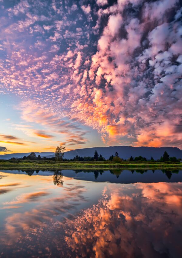 ToF Behang landschap met roze lucht en weerspiegeling in het water