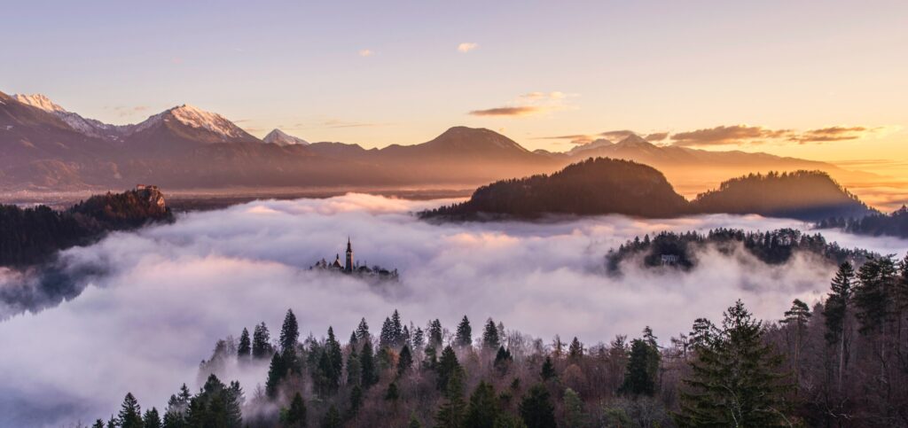 ToF Behang natuur mist met kasteel