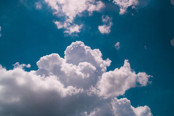 ToF Behang wolken met donkerblauwe lucht