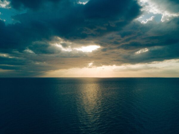 ToF Behang zee met donkere wolken