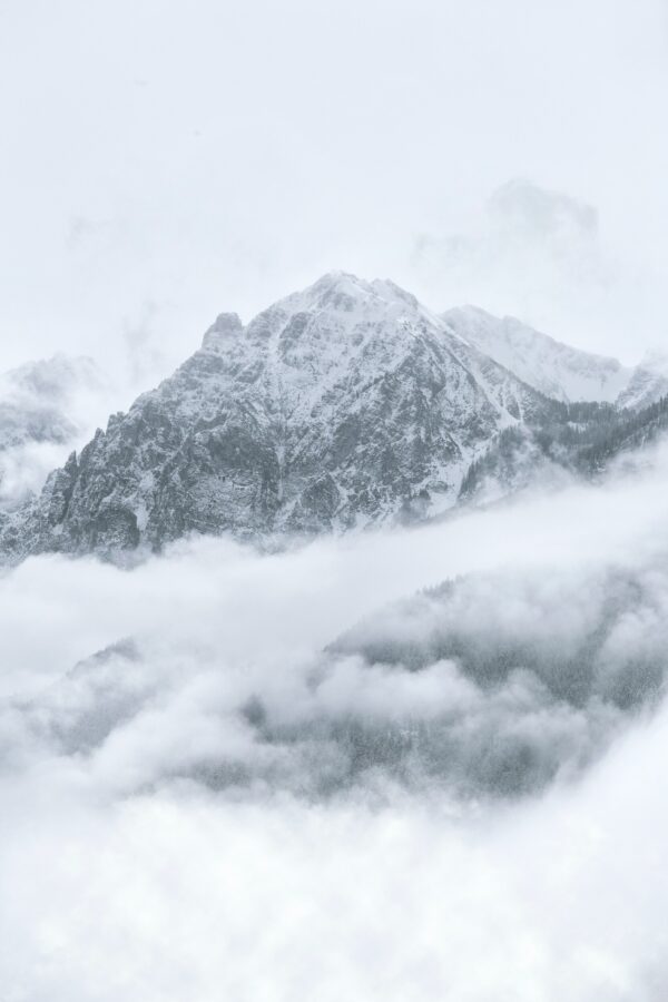 ToF Behang bergen met sneeuw door de wolken