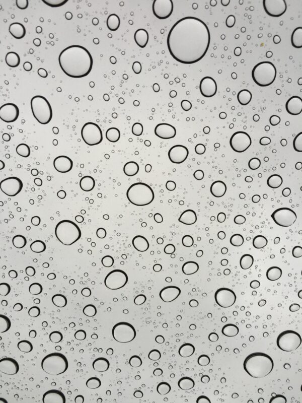 ToF Fotobehang zwart-wit druppels water op glas