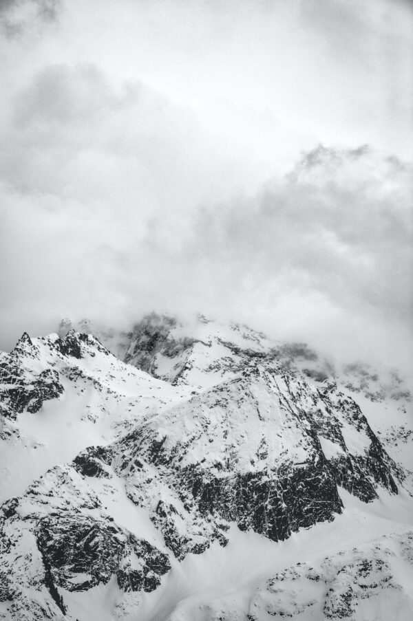 ToF Fotobehang zwart-wit bergen in de sneeuw