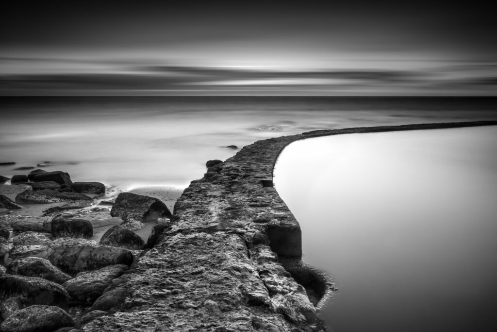 ToF Fotobehang zwart-wit golfbreker aan de kust