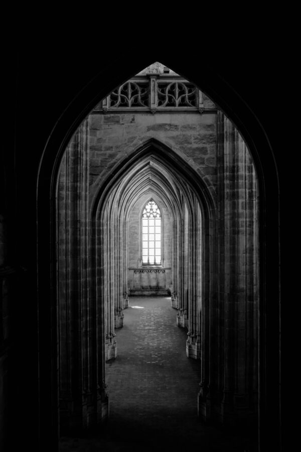 ToF Fotobehang zwart-wit oude gang in kerk of kathedraal