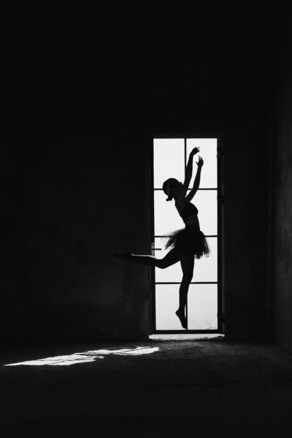 ToF Fotobehang zwart-wit balletdanseres voor raam