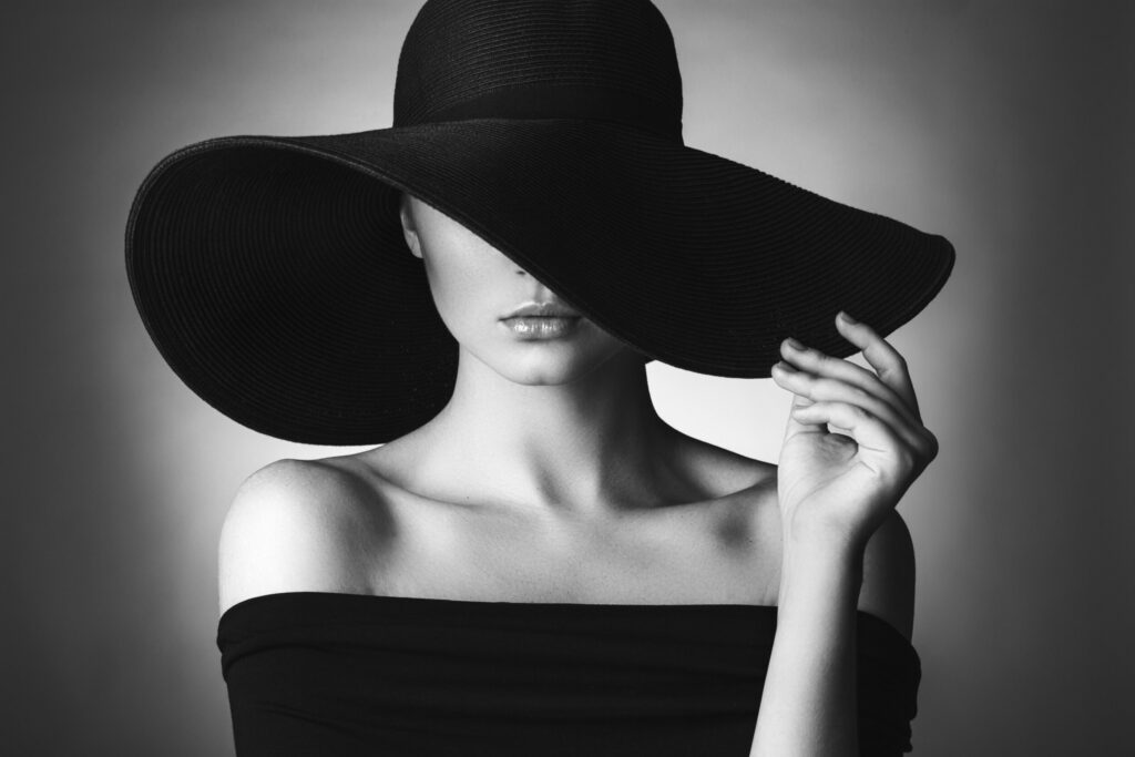 ToF Behang vrouw hoed op zwarte achtergrond  zwart-wit