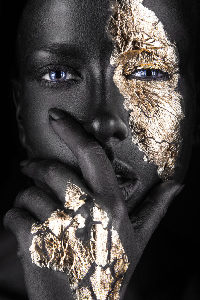 ToF Fotobehang Afrikaanse vrouw gouden gezicht