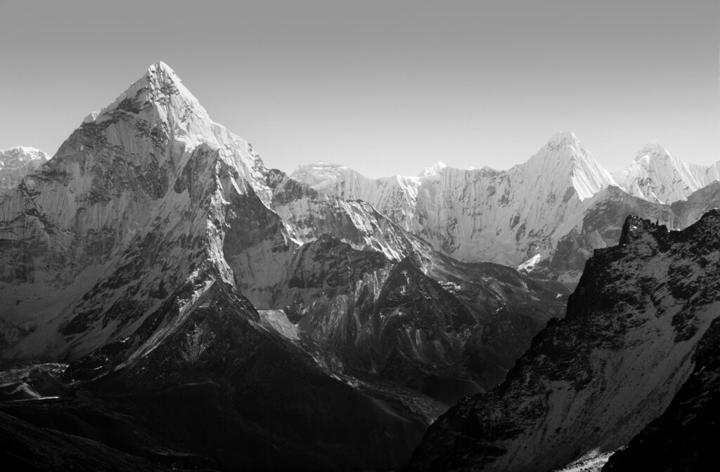 ToF Fotobehang bergen sneeuw in zwart-wit