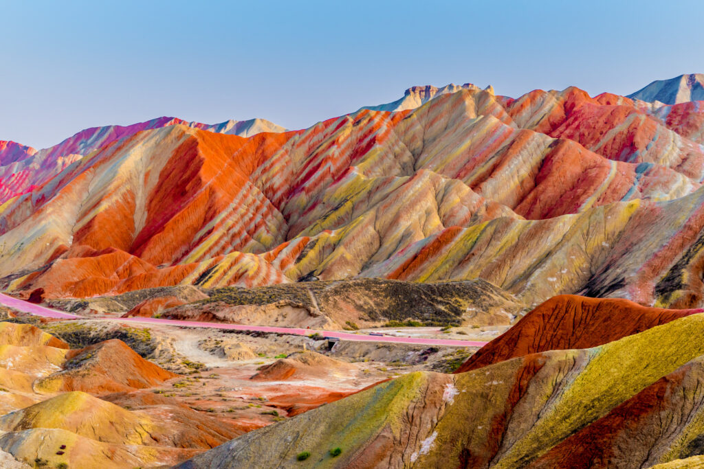 ToF Behang bergen met verschillende gestreepte kleuren