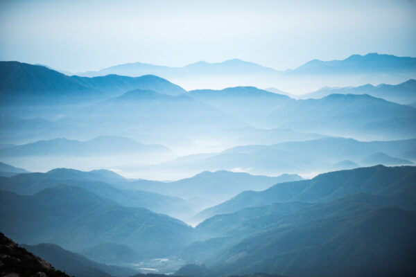 ToF Fotobehang bergen in de mist met blauw