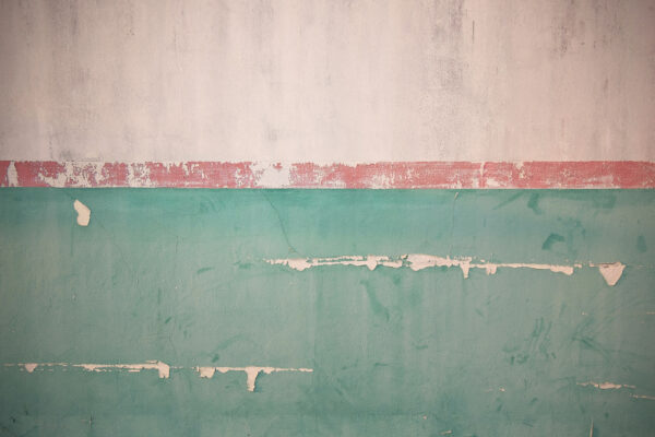 ToF Fotobehang verweerde muur met wit, rood en groen
