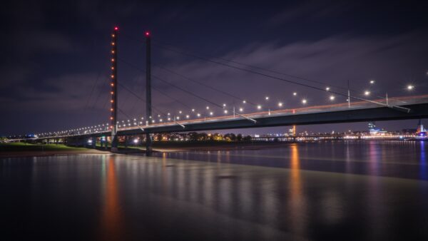 ToF Fotobehang brug verlicht bij nacht