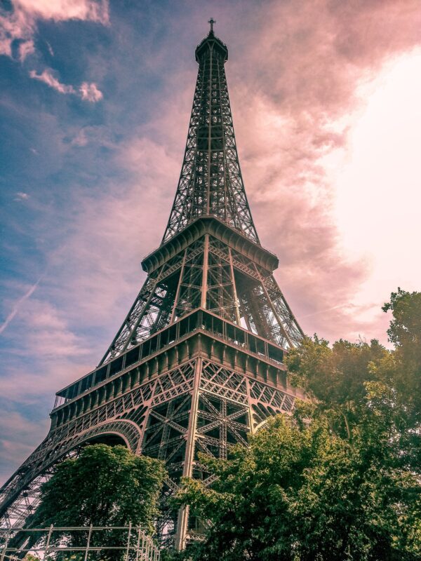 ToF Fotobehang Parijs Eiffeltoren in roze wolken