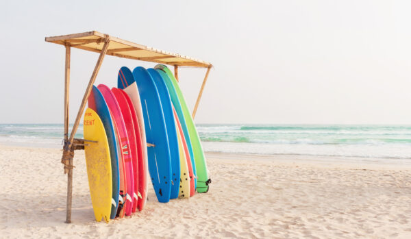 ToF Fotobehang strand met surfborden en blauwe lucht