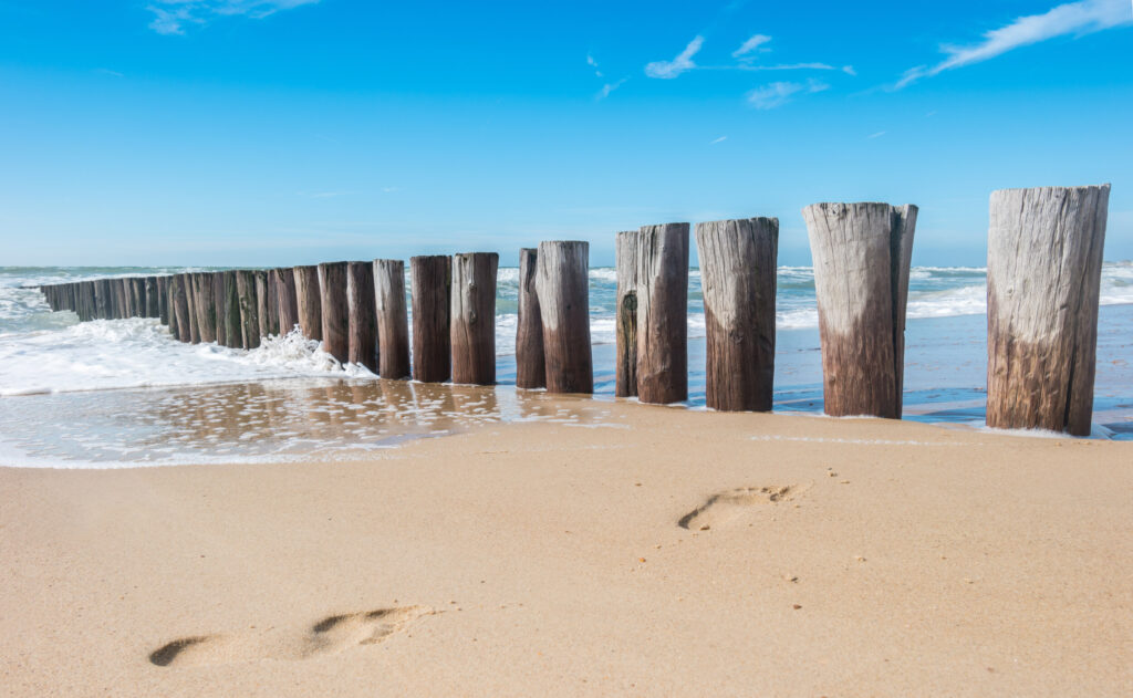ToF Fotobehang zee met houten strandpalen