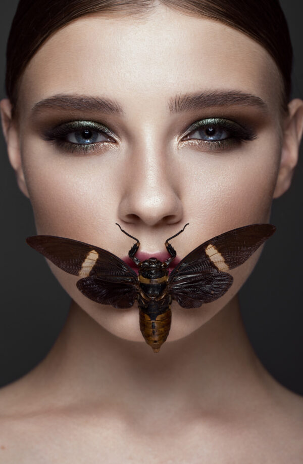 ToF Fotobehang vrouw met insect voor de mond