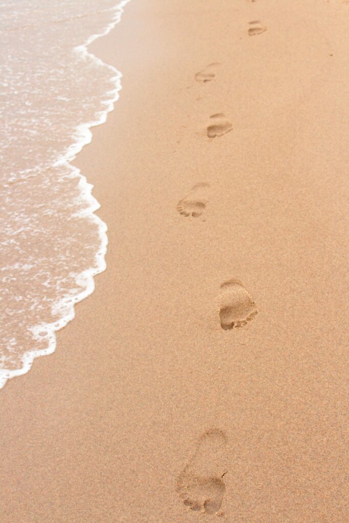 ToF Fotobehang strand zand met voetstappen