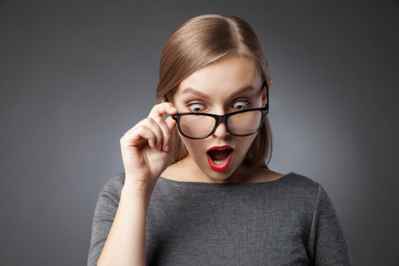 ToF Behang vrouw die verschrikt kijkt