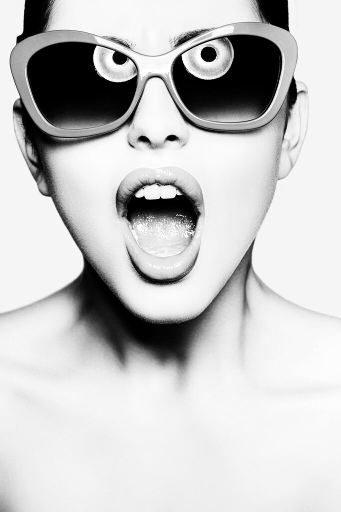 ToF Behang vrouw schreewt het uit  zwart-wit