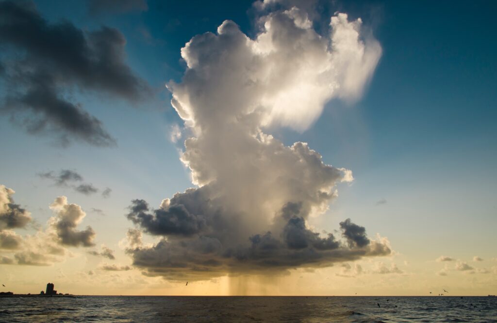 ToF Fotobehang wolken regen boven zee