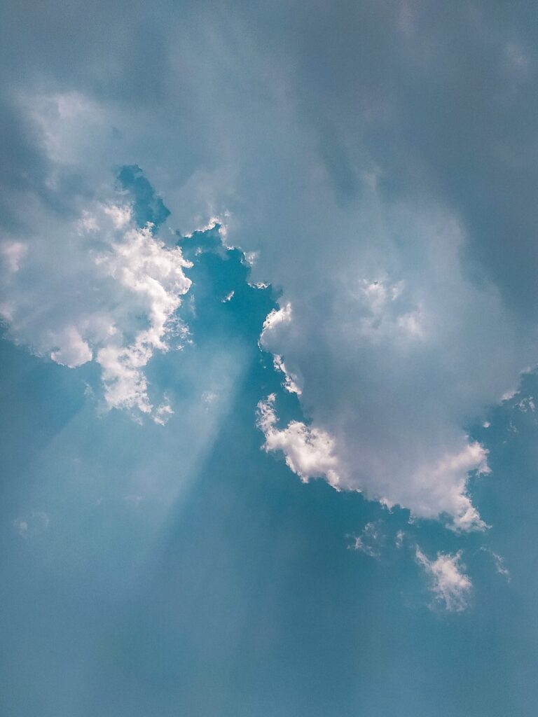 ToF Fotobehang wolken met zon erachter