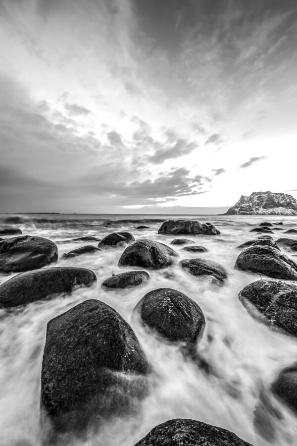 ToF Fotobehang landschap Noorse zee zwart-wit
