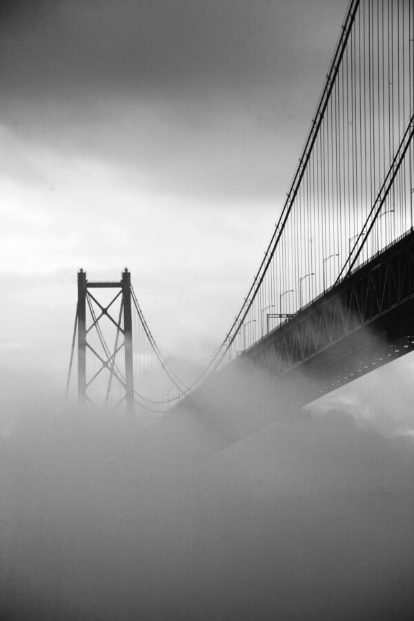 ToF Fotobehang zwart-wit brug in de mist