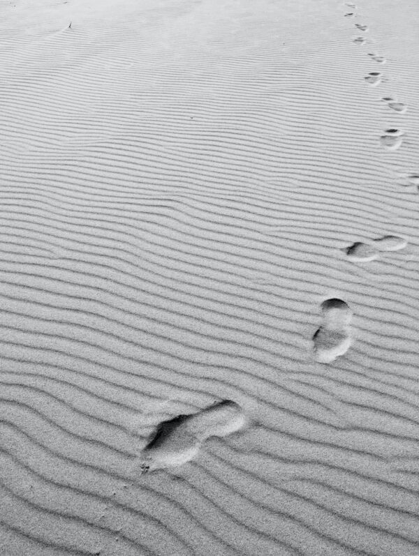 ToF Fotobehang zwart-wit voetafdrukken in het zand