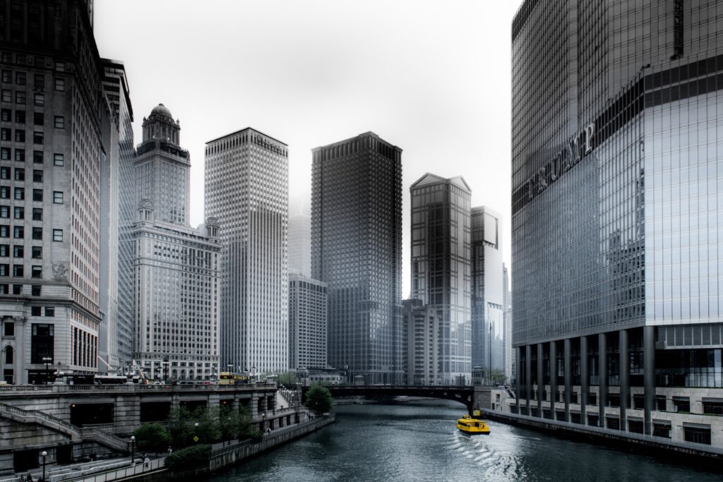 ToF Behang zwart-wit Chicago rivier met rechts de Trump-toren en geel bootje