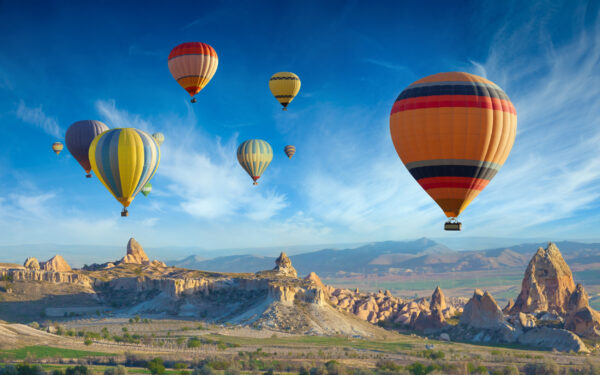 ToF Fotobehang landschap luchtballonen met bergen