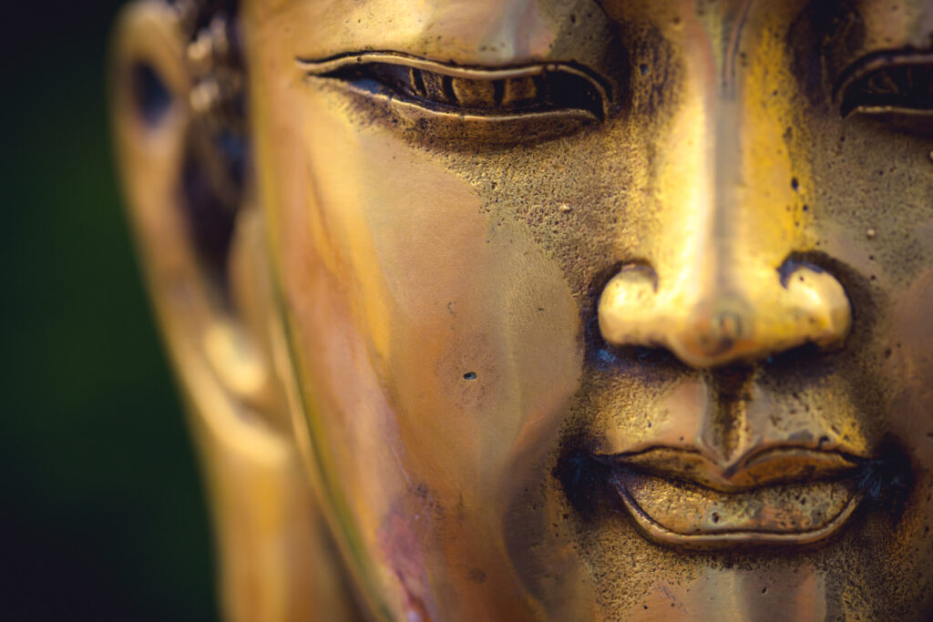 ToF Fotobehang Boeddha close-up van goudkleurig hoofd