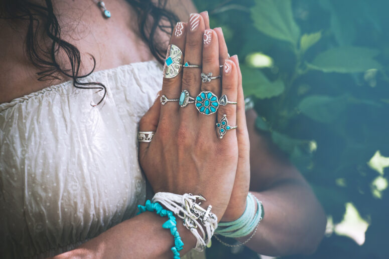 ToF Behang boho close-up van yoga vrouw met handen in namaste gebaar