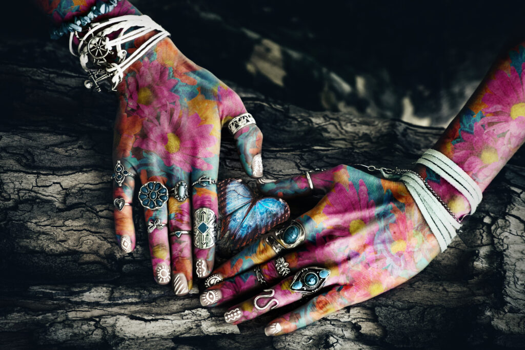 ToF Fotobehang bohemian close-up van kleurrijke vrouwenhanden