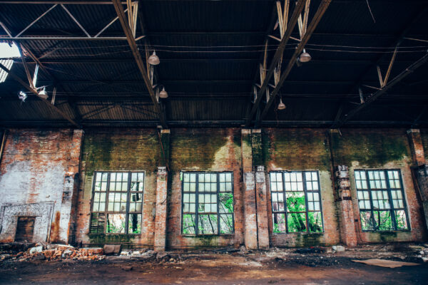 ToF Fotobehang industrieel verlaten industrieel griezelig pakhuis met grote ramen