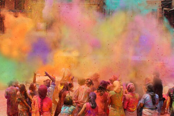 ToF Fotobehang cultuur mensen vieren het Holi festival van kleuren in Nepal