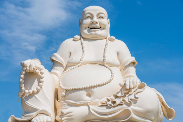 ToF Fotobehang Boeddha lachend, dik, wit beeld met blauwe achtergrond