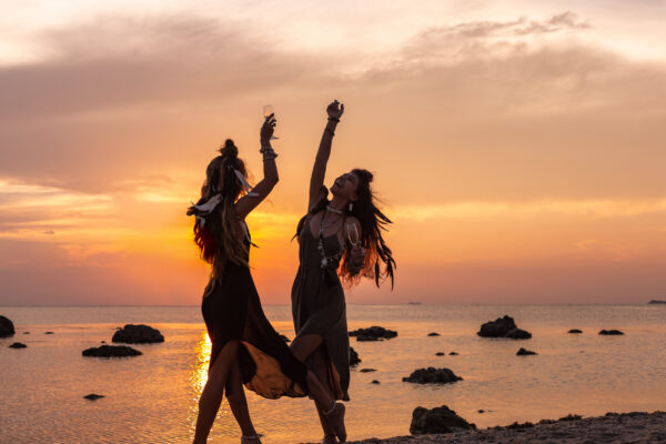 ToF Behang boho silhouet van twee jonge mooie meisjes die plezier hebben op het strand