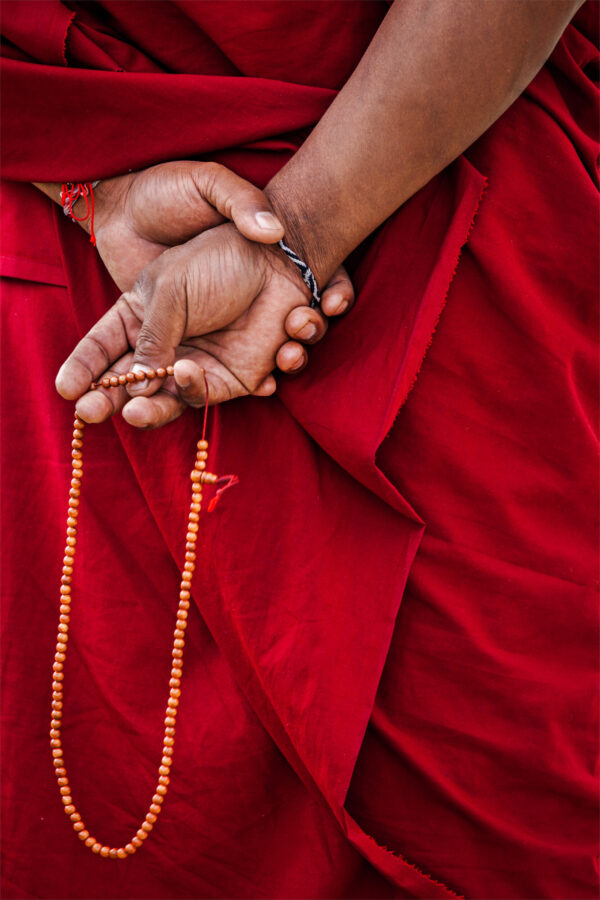 ToF Behang cultuur Tibetaans boeddhistische gebedskralen in monnikshanden