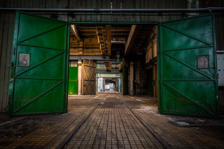 ToF Fotobehang industrieel oude fabriek groene deuren