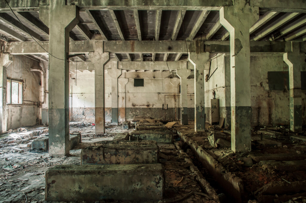 ToF Fotobehang industrieel verlaten opslaghal met betonnen pilaren