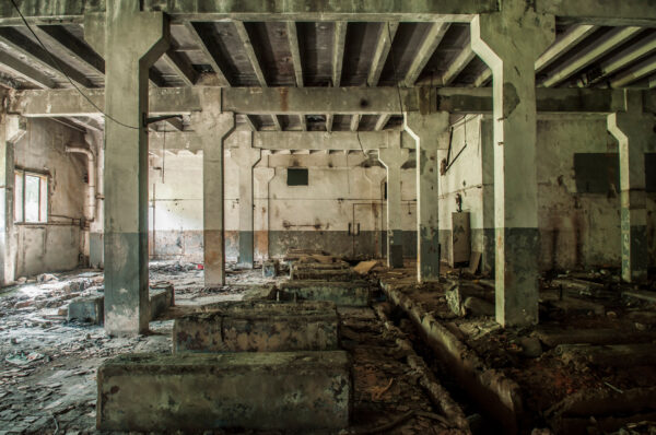 ToF Fotobehang industrieel verlaten opslaghal met betonnen kolommen