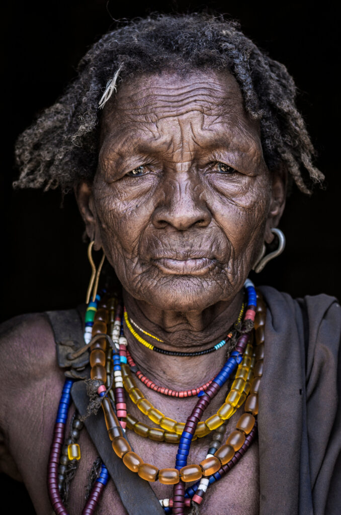 ToF Fotobehang cultuur portret van oude vrouw van Arbore-stam