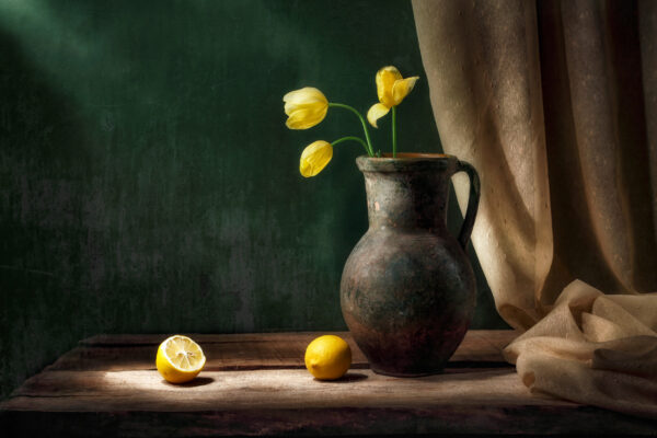 ToF Behang schilderij stilleven met boeket van drie gele tulpenbloemen in oude vintage