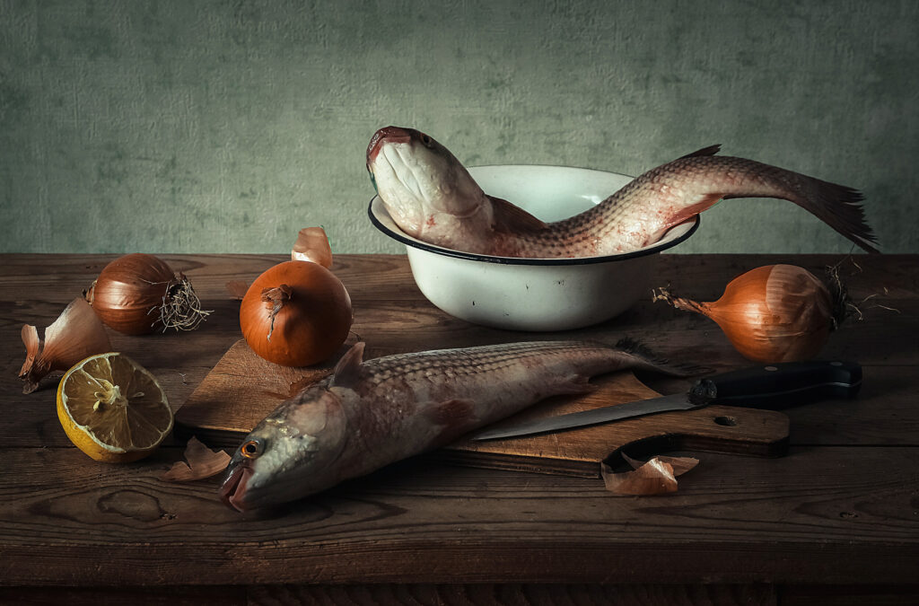 ToF Behang schilderij stilleven met verse vis, ui en citroen