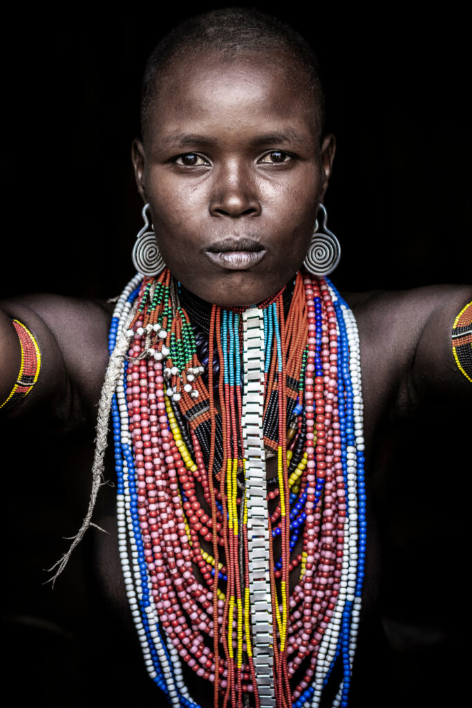 ToF Fotobehang cultuur close-up portret van vrouw van Arbore-stam