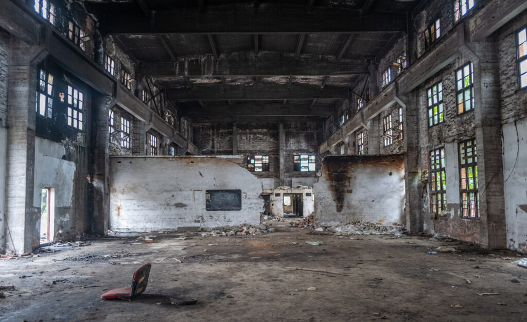 ToF Fotobehang industrieel verlaten en vervallen oude fabrieksgebouw