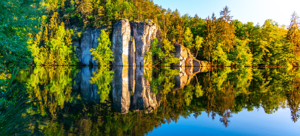 ToF Fotobehang natuur zandstenenrotsen weerspiegeld in Vezak Pond, Tsjechië