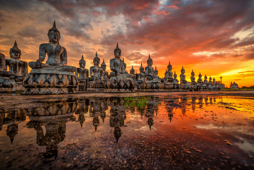 ToF Fotobehang Boeddha standbeeld bij zonsondergang Thailand